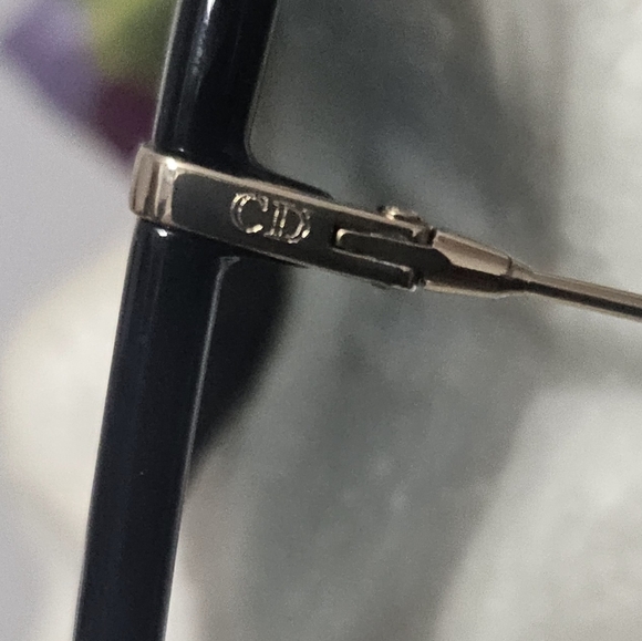 AUTHENTIC DIOR SUNGLASSES W/CASE AND CARD - Picture 4 of 5